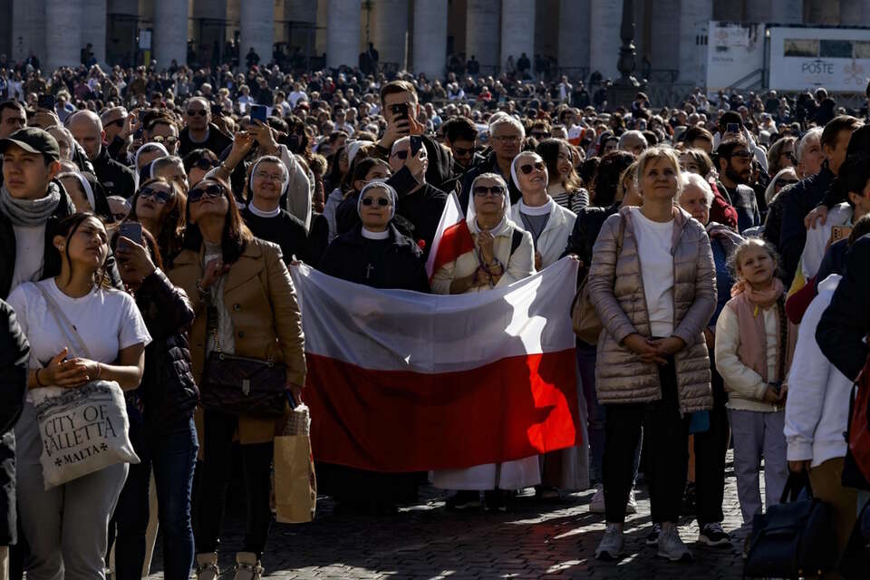 Polacy zgomadzeni na spotkaniu z papieżem przed modlitwą Anioł Pański / autor: PAP/EPA/FABIO FRUSTACI