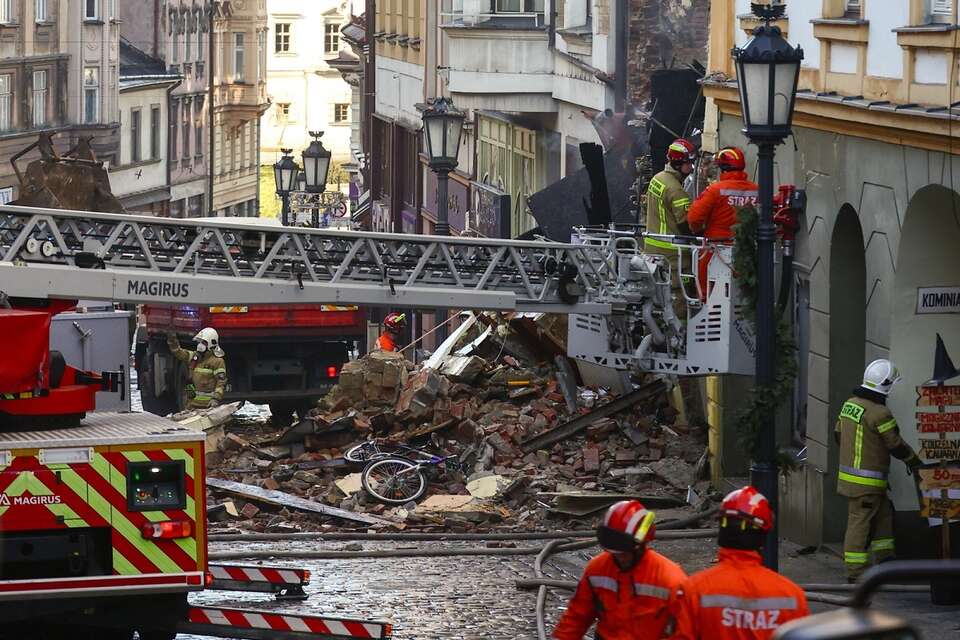 Akcja poszukiwawczo-ratownicza w miejscu zawalonej kamienicy przy ulicy Głębokiej w centrum Cieszyna / autor: PAP/Michał Meissner