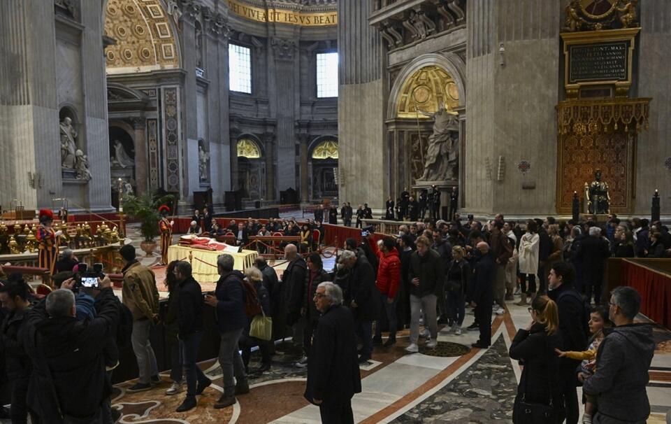 Tłumy wiernych z całego świata przybywają do Watykanu, by oddać hołd zmarłemu emerytowanemu papieżowi Benedyktowi XVI. Pogrzebowa Msza Święta odbędzie się w czwartek 5 stycznia / autor: PAP/EPA/MAURIZIO BRAMBATTI BT