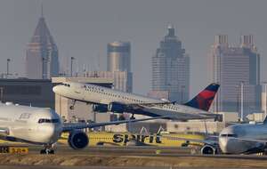Na zdj. samolot linii Delta Air Lines odlatuje z międzynarodowego lotniska Hartsfield-Jackson w Atlancie w stanie Georgia / autor: PAP/EPA