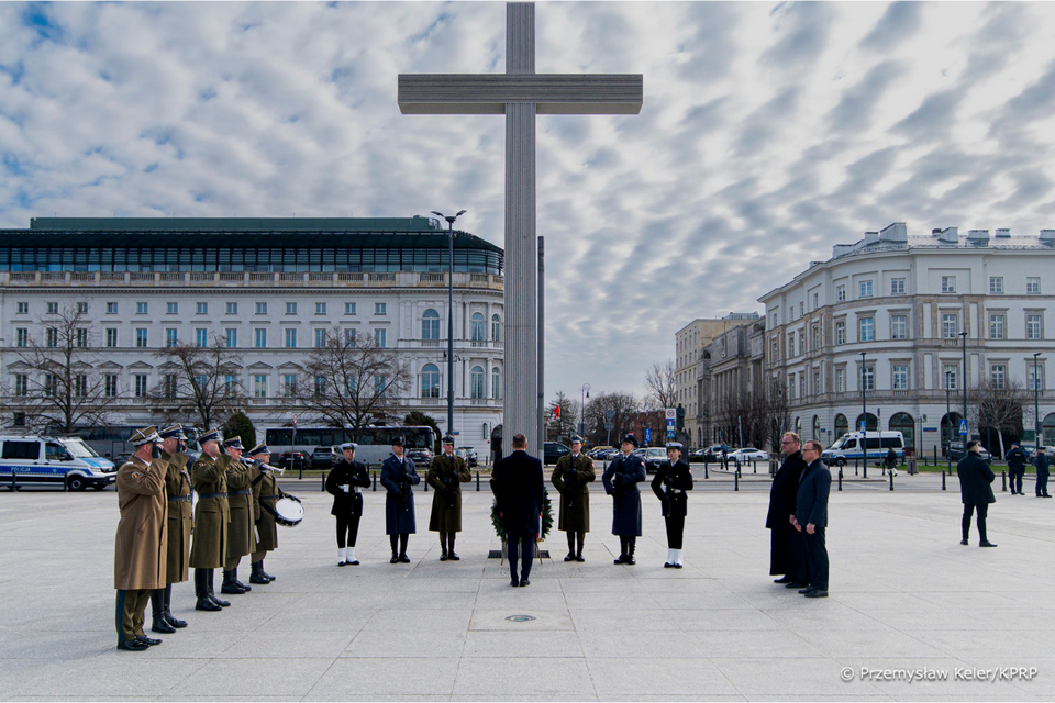 Prezydent przed Krzyżem Papieskim / autor: KPRP