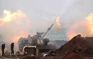 Na zdj. izraelska jednostka artyleryjska ostrzeliwuje cele w Libanie / autor: PAP/EPA