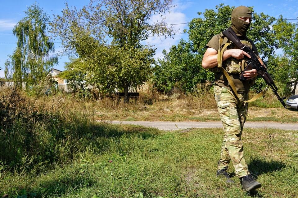 Żołnierz sił zbrojnych Ukrainy w jednej ze wsi w obwodzie donieckim, zaatakowanej przez wojska rosyjskie. / autor: PAP/Alena Solomonova