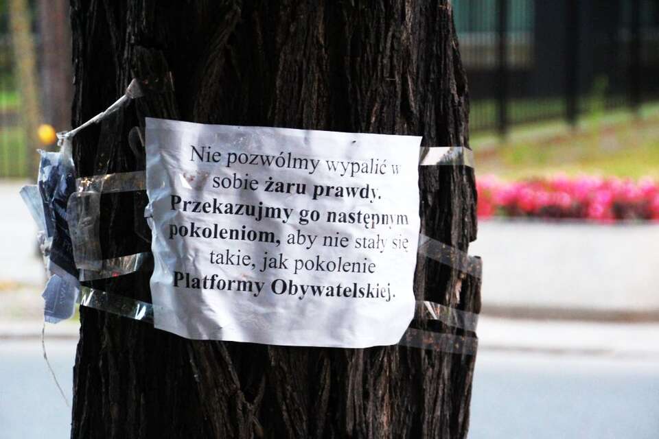Plakat powieszony w parku przy Sejmie. Fot. wPolityce.pl