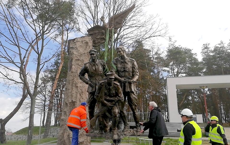 „Rusal”, „Zapora” i „Mściciel” umieszczeni na cokole największego pomnika Żołnierzy Wyklętych w Polsce / autor: Prawda i Pamięć