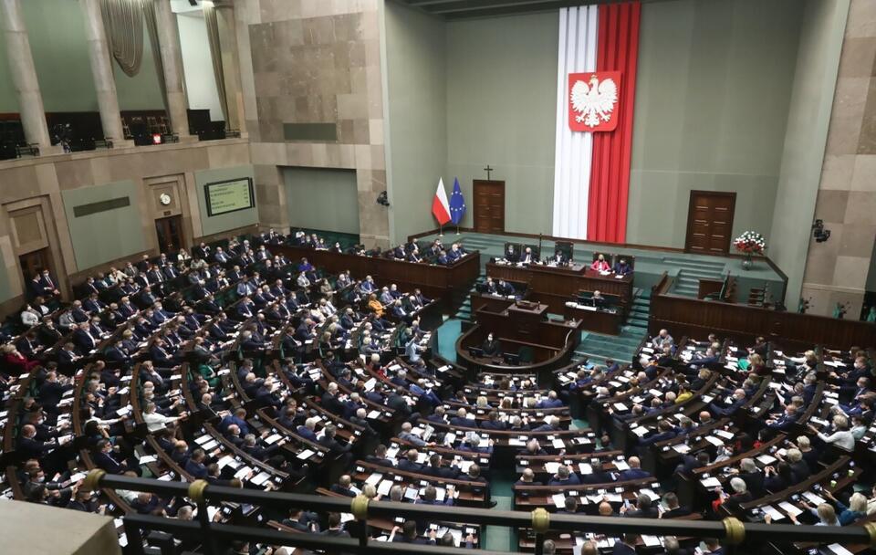 SONDAŻ. Wysokie poparcie dla Zjednoczonej Prawicy! Bez zmian na podium / autor: PAP/Tomasz Gzell