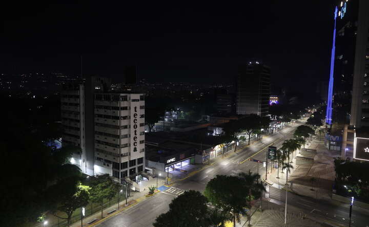 Ulice Caracas po tym, jak nad ranem słychać było eksplozje i huk lecących samolotów / autor: PAP/EPA/MIGUEL GUTIERREZ