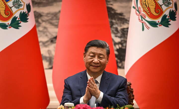 Xi Jinping twierdzi, że Chiny mają "najlepsze wyniki spośród wszystkich dużych krajów na świecie w kwestiach pokoju i bezpieczeństwa" / autor: JADE GAO/EPA/PAP