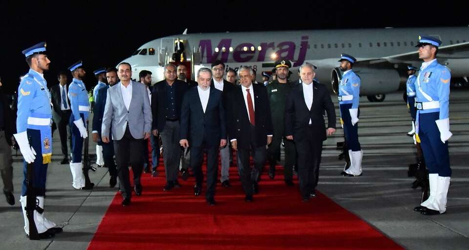 Zdjęcie udostępnione przez pakistańskie MSZ przedstawia irańskiego ministra spraw zagranicznych w Pakistanie, gdzie mają się odbyć rozmowy z USA / autor: PAP/EPA/PAKISTAN FOREIGN OFFICE HANDOUT