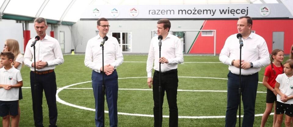 Dyrektor szkoły Marcin Legwand, premier Mateusz Morawiecki, minister sportu i turystyki Witold Bańka oraz marszałek województwa śląskiego Jakub Chełstowski / autor: PAP