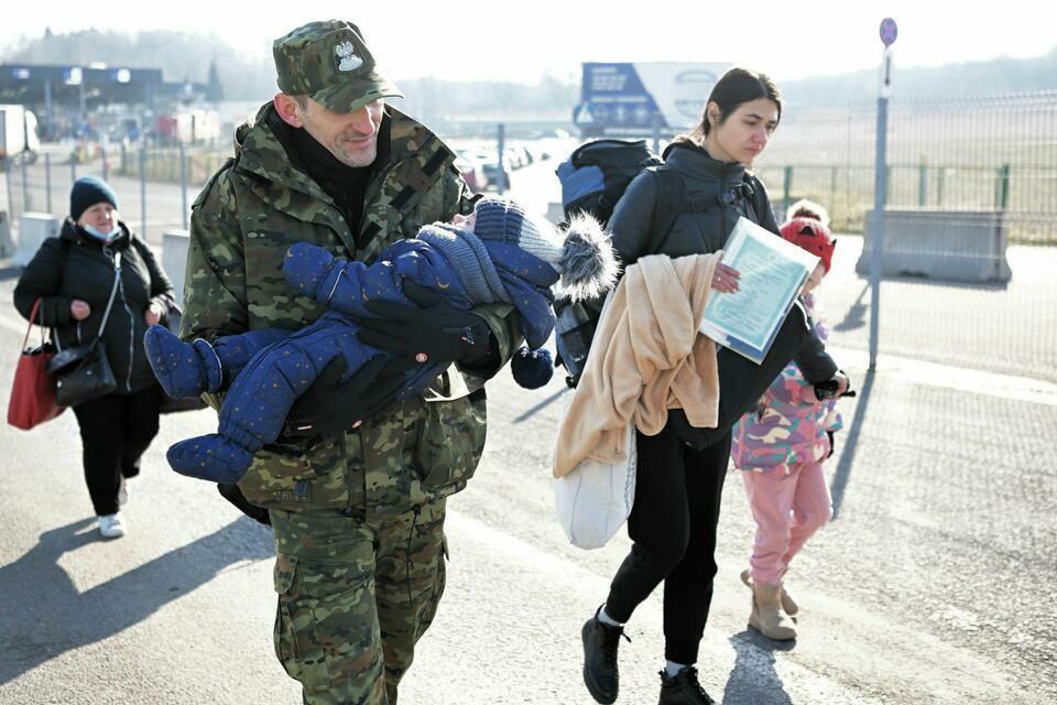 Medyka, February 26, 2022. St. Chief Officer of the Border Guard Grzegorz Serwin (L) working at the border crossing in Medyka in the Podkarpacie region. Every day, thousands of people from Ukraine flee the Poland, mainly women and children / autor: PAP/Darek Delmanowicz 