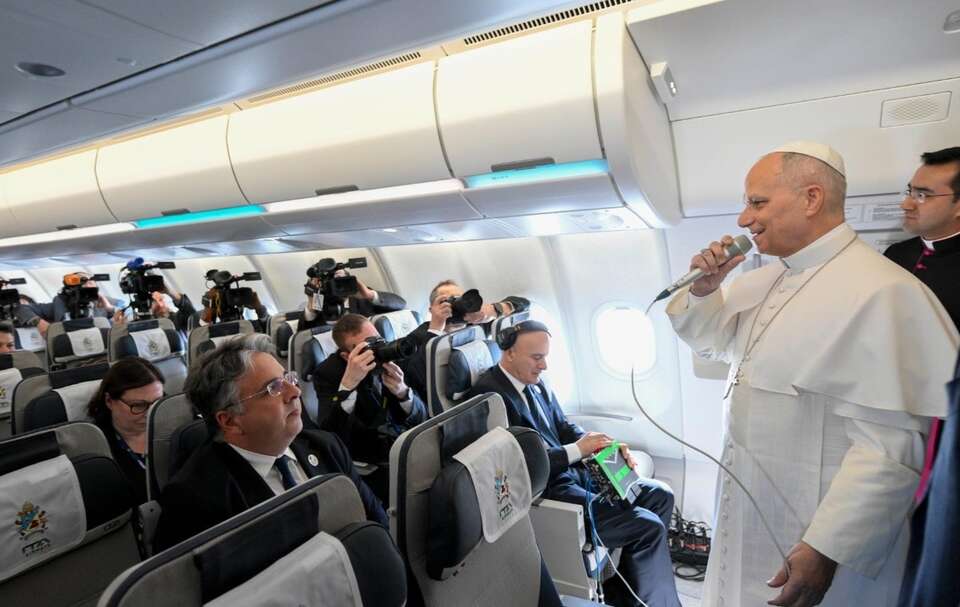 Papież Leon XIV na pokładzie samolotu do Algierii / autor: VATICAN MEDIA