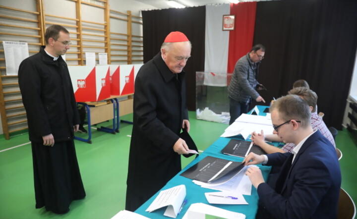 Metropolita warszawski kardynał Kazimierz Nycz (C) podczas głosowania w jednym z lokali wyborczych w Warszawie / autor: PAP/Tomasz Gzell