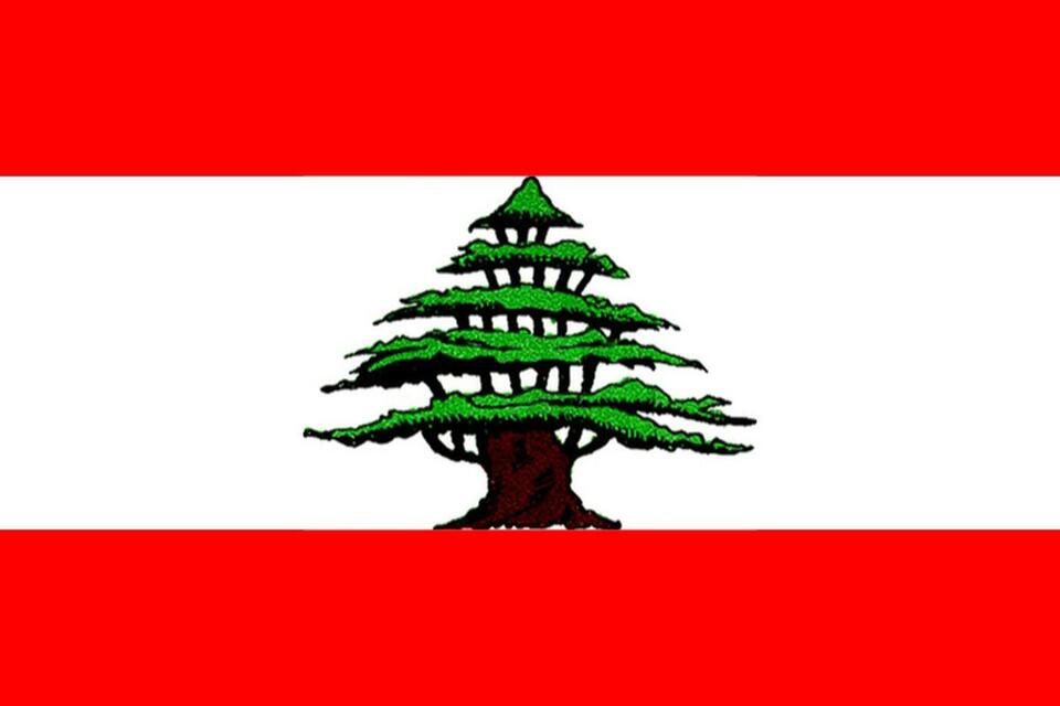 autor: Wikimedia Commons/https://commons.wikimedia.org/wiki/File:Flag_of_the_Lebanese_Republic.png