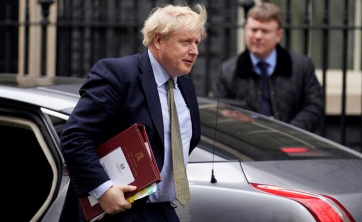 Premier Wielkiej Brytanii Boris Johnsonw drodze na Downing Street po serii pytań w Izbie Gmin / autor: PAP/EPA/WILL OLIVER