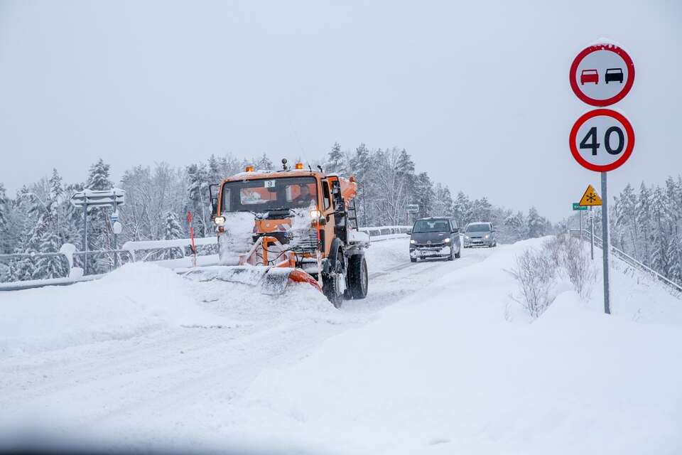 Na zdjęciu odśnieżanie drogi w okolicy wsi Kudypy pod Olsztynem 31 grudnia 2025 roku / autor: PAP/Tomasz Waszczuk