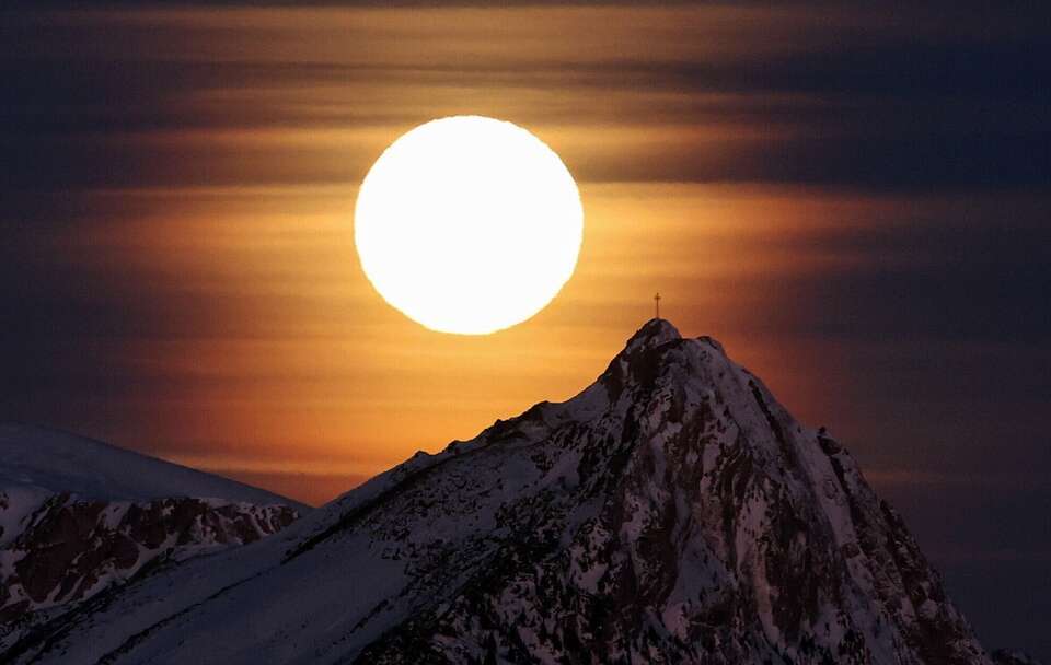 Poranny zachód księżyca nad Giewontem w Tatrach podczas Pełni Różowego Księżyca / autor: PAP/Grzegorz Momot