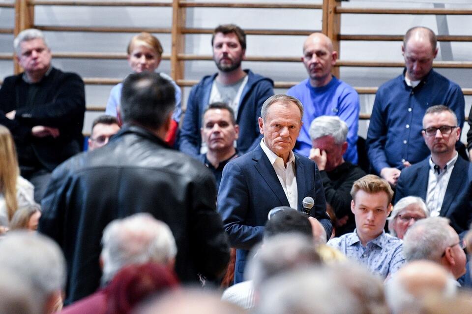 Lider PO Donald Tusk podczas spotkania z mieszkańcami Sandomierza / autor: PAP/Piotr Polak