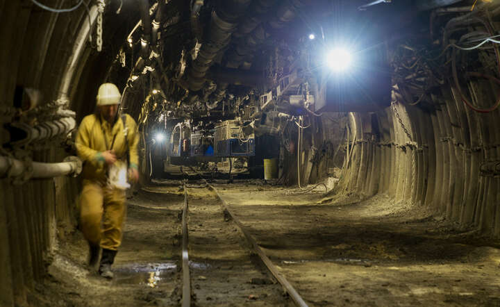 Górnik w przekopie transportowym w kopalni węgla / autor: materiały prasowe JSW / fot. Dawid Lach