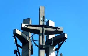 Marek Formela zwrócił uwagę, że ktokolwiek podnosi rękę na wolność ludu polskiego, skarleje pod Pomnikiem Poległych Stoczniowców. / autor: Aw58, CC BY-SA 4.0 <https://creativecommons.org/licenses/by-sa/4.0>, via Wikimedia Commons