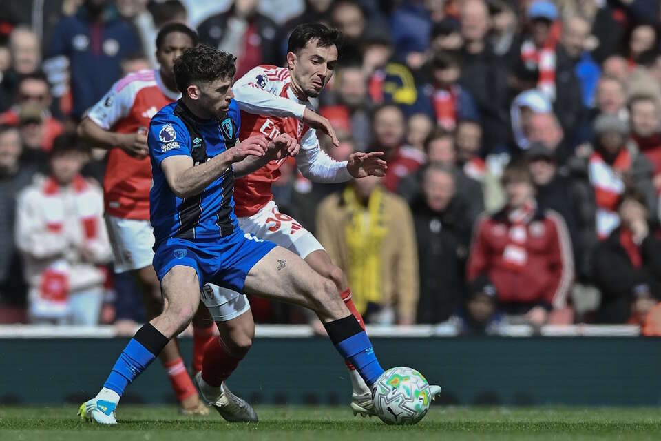 Na zdjęciu walka o piłkę zawodników Arsenalu Londyn i AFC Bournemouth w meczu Premier League / autor: PAP/EPA