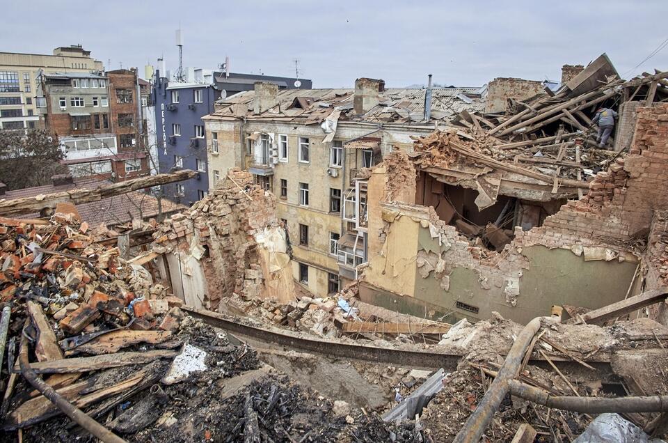 Na zdjęciu zniszczenia w Charkowie po rosyjskim ostrzale / autor: PAP/EPA