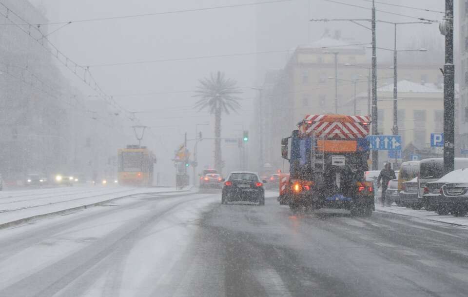 Nocą w 11 województwach zaczną obowiązywać ostrzeżenia IMGW pierwszego stopnia przed powodującymi gołoledź marznącymi opadami deszczu. / autor: PAP/Paweł Supernak