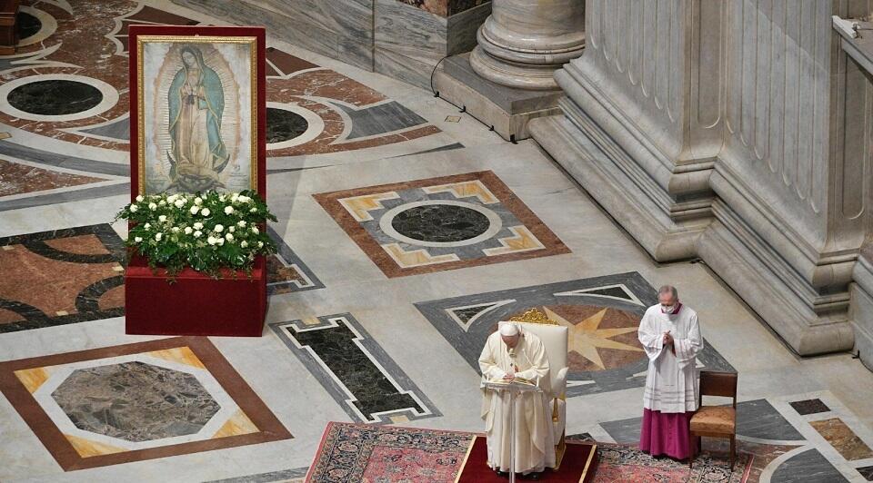 Papież Franciszek podczas Mszy w Watykanie w obchodzoną w sobotę uroczystość Matki Bożej z Guadalupe / autor: PAP/EPA