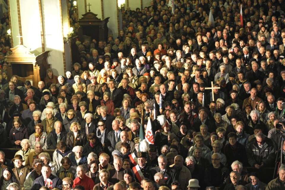 Masza 10 kwietnia 2012 r. w stołecznej katedrze, PAP