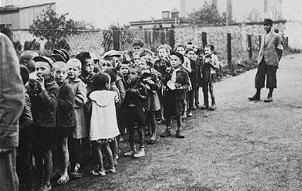 Deportacja dzieci do Chełmna we wrześniu 1942 / autor: Wikimedia Commons