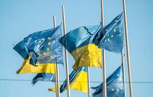 Flagi Ukrainy i UE powiewają na Placu Europejskim w Kijowie / autor: Fratria