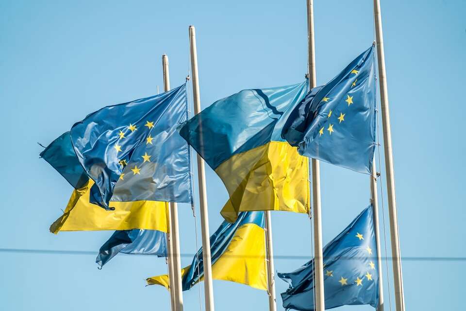 Flagi Ukrainy i UE powiewają na Placu Europejskim w Kijowie / autor: Fratria