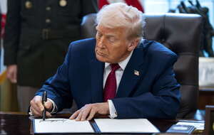 Prezydent USA Donald Trump podpisał rozporządzenie uznające fentanyl za broń masowego rażenia. / autor: PAP/EPA