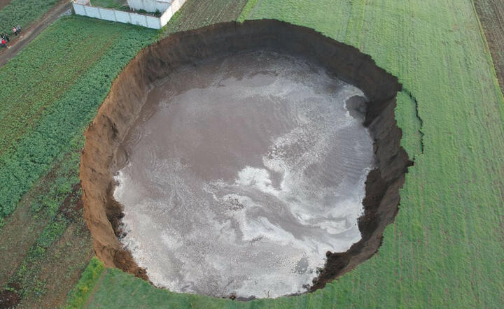Gigantyczna dziura w Meksyku rośnie. Może wchłonąć budynek [wideo]