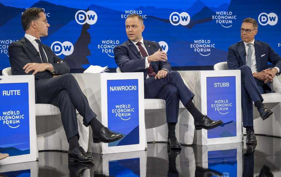 Debata nt. bezpieczeństwa Europy w Davos. Po lewej sekretarz gen. NATO Mark Rutte, w środku prezydent Karol Nawrocki, po prawej prezydent Finlandii Alexander Stubb / autor: PAP/EPA/GIAN EHRENZELLER