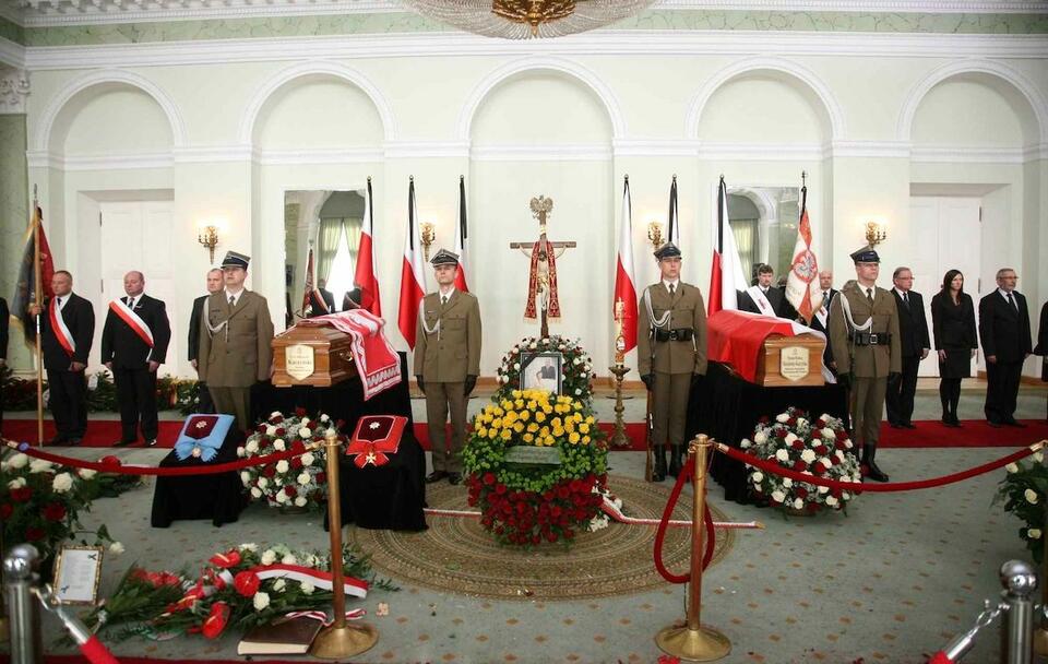 Kwiecień 2010, warty honorowe przy trumnach pary prezydenckiej / autor: Fratria
