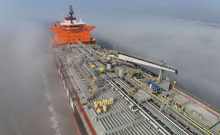 Zbiornikowiec Torm Denise pod banderą Singapuru oczekujący na redzie portu w Antwerpii, 4 marca 2026 / autor: PAP/EPA/OLIVIER HOSLET 