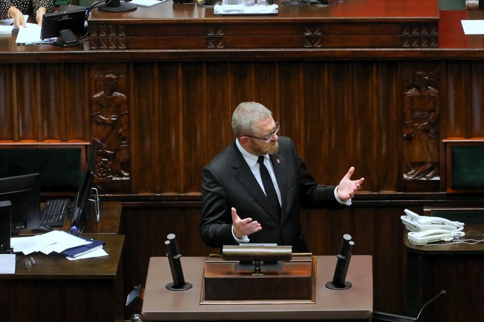 Poseł Konfederacji Grzegorz Braun na sali plenarnej Sejmu / autor: PAP/Albert Zawada