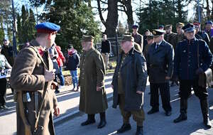 Katyński Marsz Cieni w Koszalinie. Wydarzenie upamiętnia 86. rocznicę zbrodni katyńskiej. / autor: PAP/Piotr Kowala