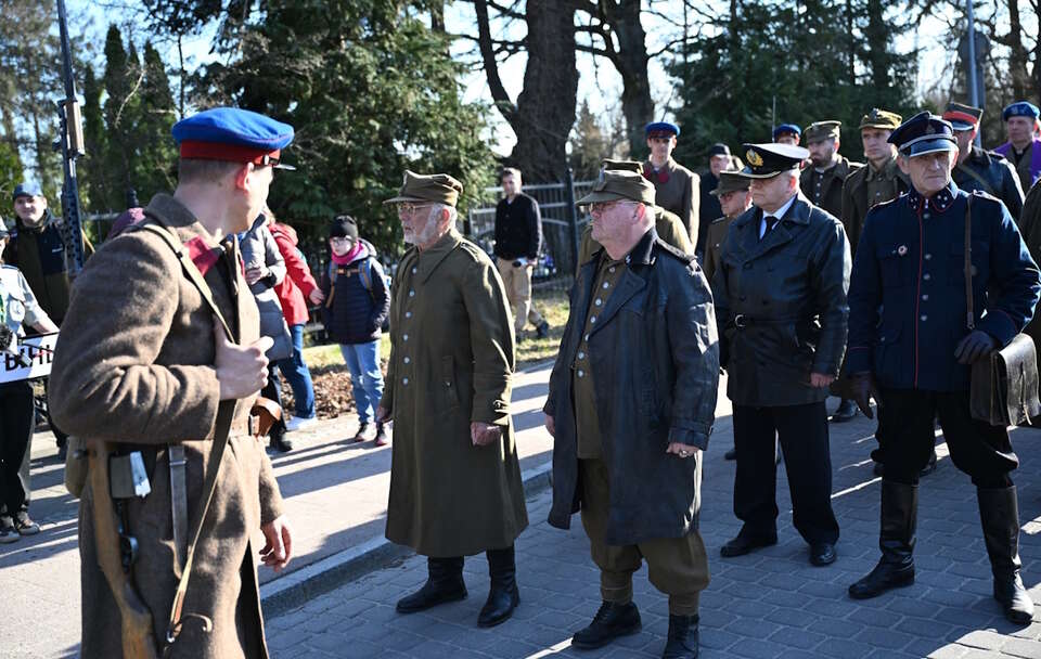 Katyński Marsz Cieni w Koszalinie. Wydarzenie upamiętnia 86. rocznicę zbrodni katyńskiej. / autor: PAP/Piotr Kowala