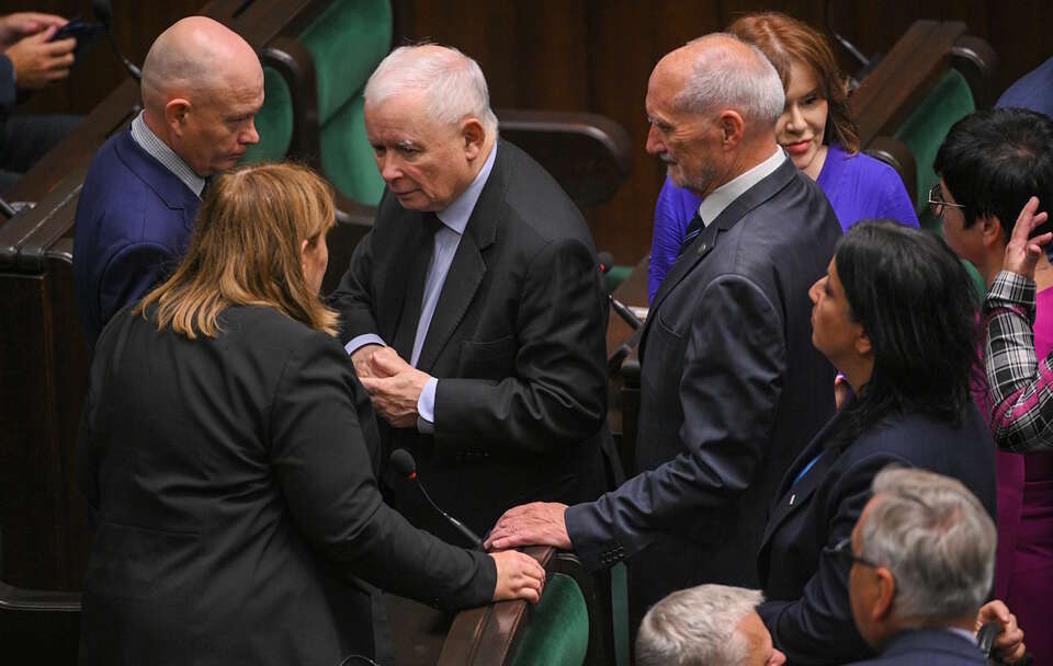 Jarosław Kaczyński i klub PiS / autor: PAP/Marcin Obara