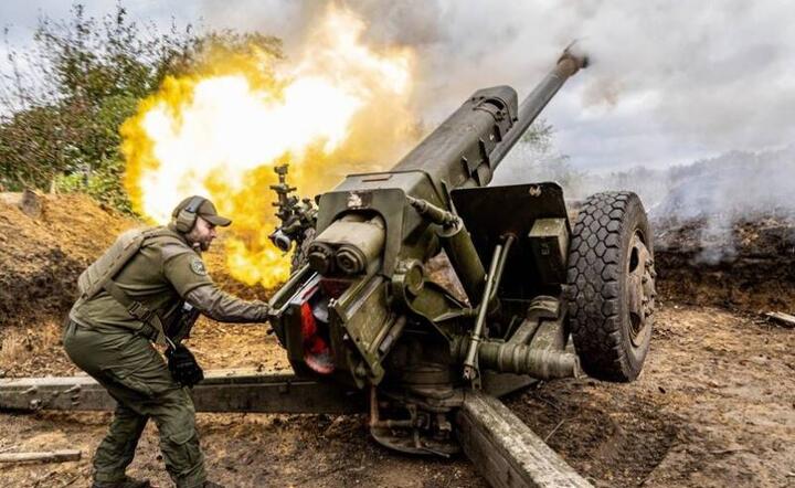 Wojna na Ukrainie/Ukraińska artyleriia odpiera atak  / autor: PAP/Mykola Kalyeniak