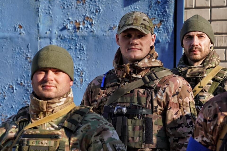 Funkcjonariusze ukraińskiego oddziału policji z Odessy podczas pełnienia służby w Chersoniu. / autor: PAP/Alena Solomonova