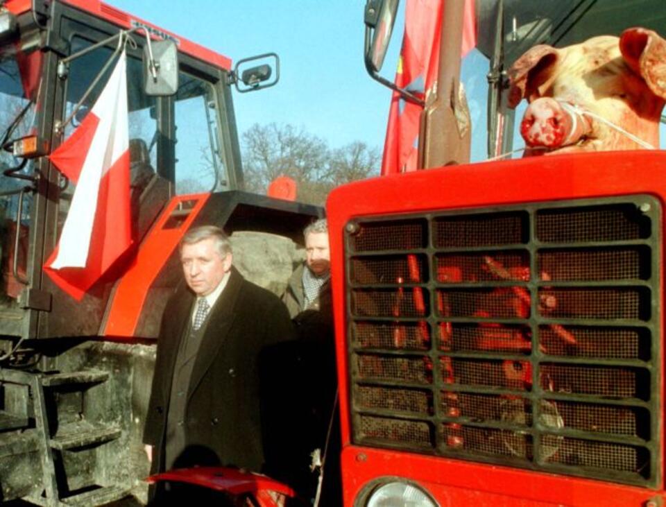 Na zdjęciu archiwalnym z 26.01.1999 r. Andrzej Lepper na blokadzie mostu na Odrze w Lubiążu (Fot. PAP)