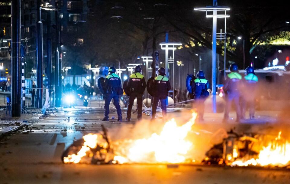 Brutalne zamieszki z policją w Holandii! Szokujące WIDEO / autor: PAP/EPA/VLN NIEUWS
