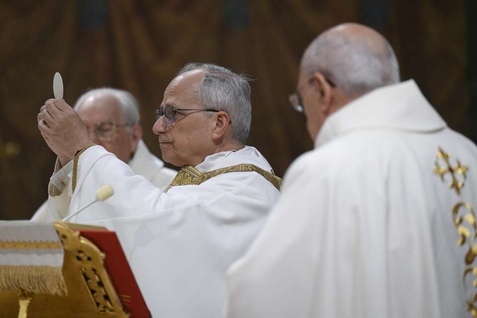 Papież Leon XIV podczas pierwszej Mszy papieskiej po swoim wyborze / autor: PAP/EPA/VATICAN MEDIA HANDOUT