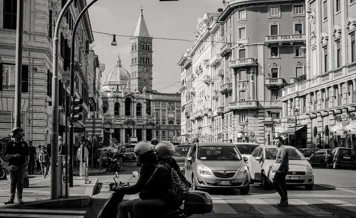 Ruch samochodowy na ulicach Rzymu / autor: Pixabay