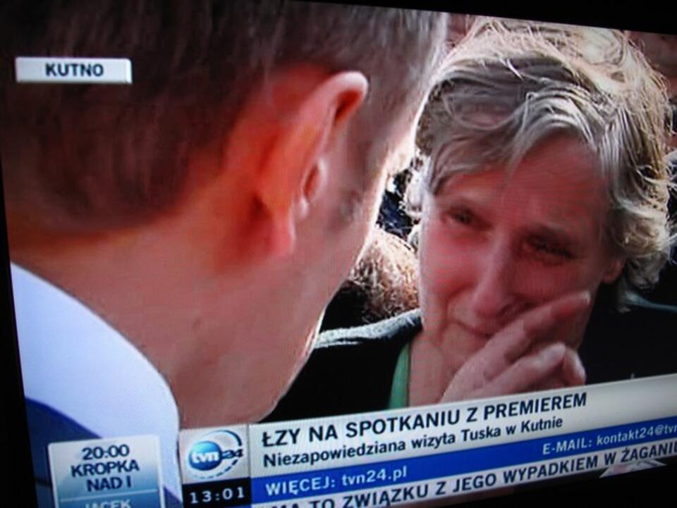 Kutno, kampania wyborcza. Premier pociesza kobietę zdesperowaną sytuacją materialną. Fot. wPolityce.pl / tvn24
