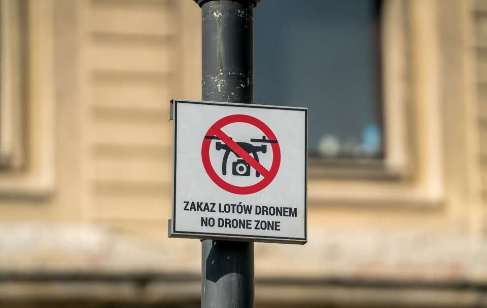  Zakaz lotów dronem / autor: Fratria