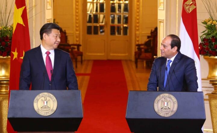 Prezydent Chin Xi Jinping podejmowany w Kairze przez prezydenta Egiptu Abd el-Fataha es-Sisiego, fot. PAP/EPA/EGYPTIAN PRESIDENCY